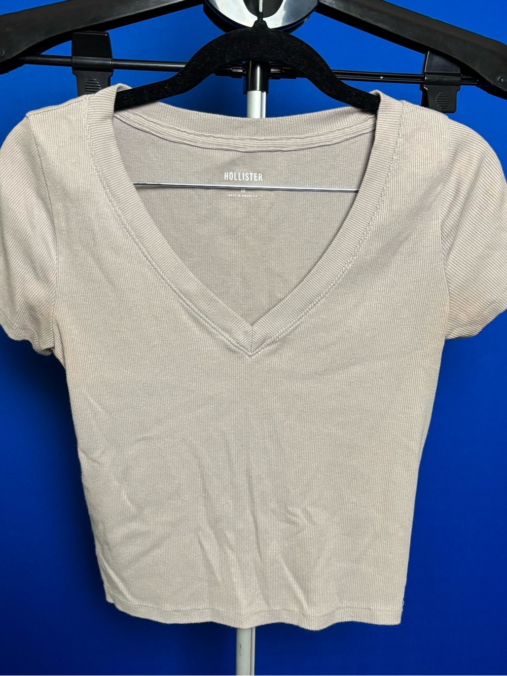 Hollister Ribbed V-Neck Short Sleeve Tee in Beige